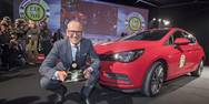 Dr. Karl Thomas Neuman frá Opel tók við „Car of the Year 2016“ bikarnum.