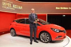 Dr. Karl-Thomas Neumann, forstjóri Opel í Þýskalandi, tekur við Gullna stýrinu fyrir Opel Astra.