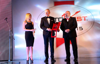 Karl-Thomas Neumann, stjórnarformaður Opel tók við verðlaununum “Best Buy Car of Europe 2015” fyrir Opel Corsa, úr hendi Ilja Seliktar, forseta AUTOBEST.