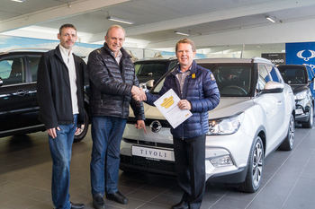 Richard Ásgrímsson tók við sínum vinningi í SsangYong<br> sumarævintýrinu úr hendi Benedikts Eyjólfssonar forstjóra<br> Bílabúðar Benna. Með þeim á myndinni er Eggert Bjarni Richardsson.